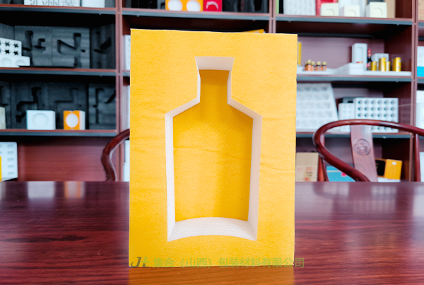 選擇 EPE 珍珠棉作為酒類的包裝材料，為您的美酒品質保駕護航。