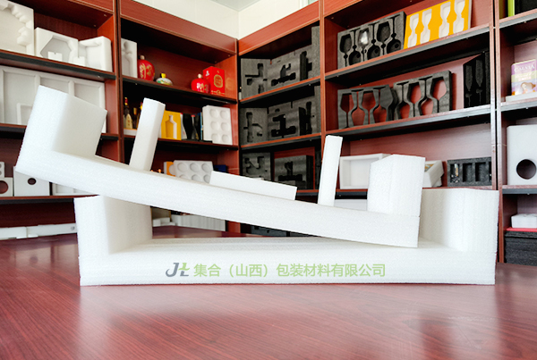 供應(yīng)堯都區(qū)珍珠棉-珍珠棉源頭生產(chǎn)廠家專業(yè)生產(chǎn)貼紙EPE珍珠棉板材、珍珠棉酒托、EPE禮盒內(nèi)襯工廠直出貨