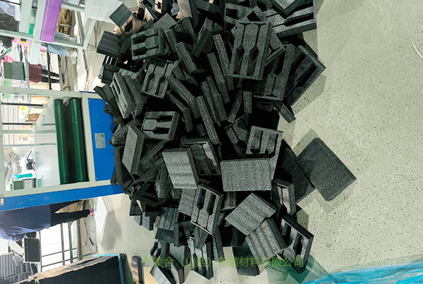 內蒙珍珠棉包裝定制廠家-山西珍珠棉廠專業(yè)生產珍珠棉禮盒內襯、貼絨布珍珠棉內襯、IXPE復合珍珠棉內襯物美價廉